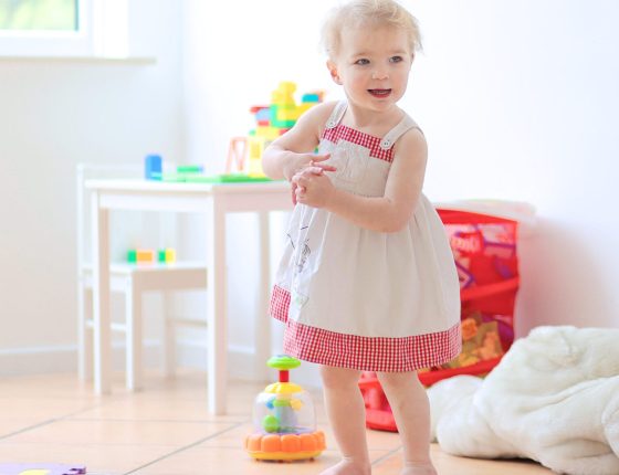 Petite fille entourée de jouets