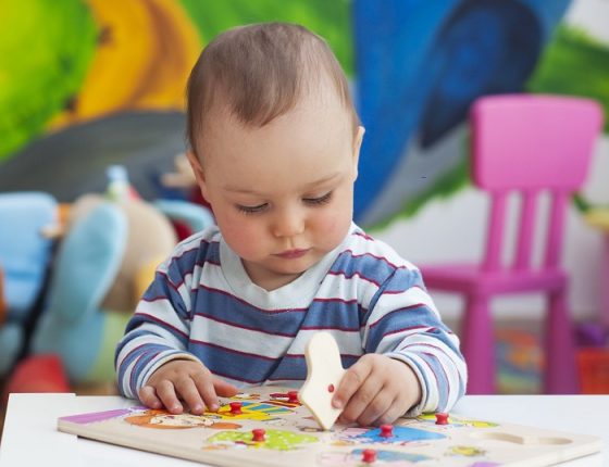Petit garçon en train de jouer